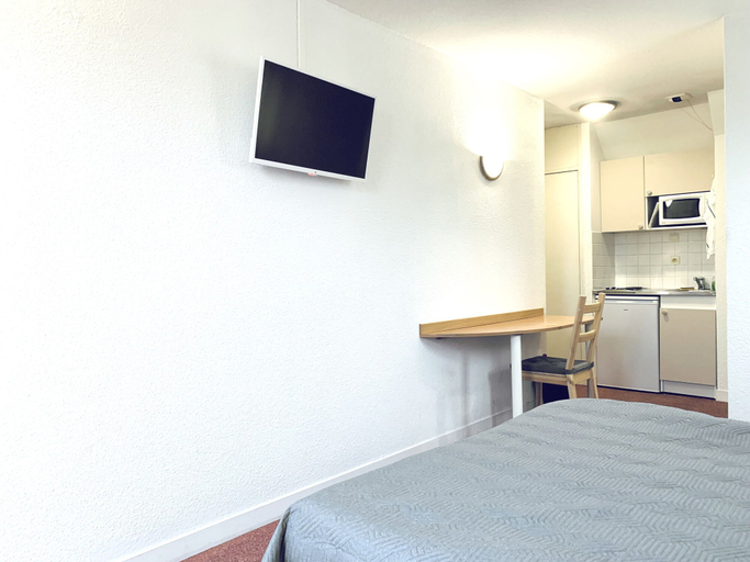 Bedroom 2, Val Hôtel, Yvelines