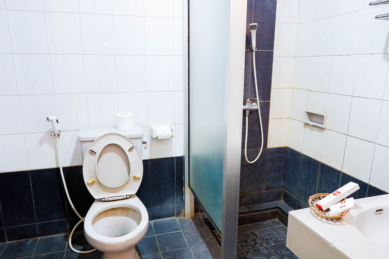 Bathroom 4, Collection O 1452 Hotel Utari, Bandung