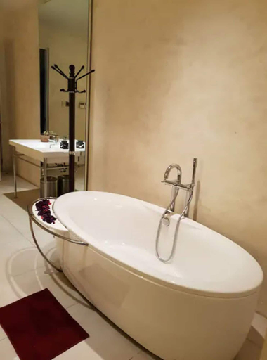 Bathroom 3, Azure Luxury City Suites by VacationsPH, Parañaque