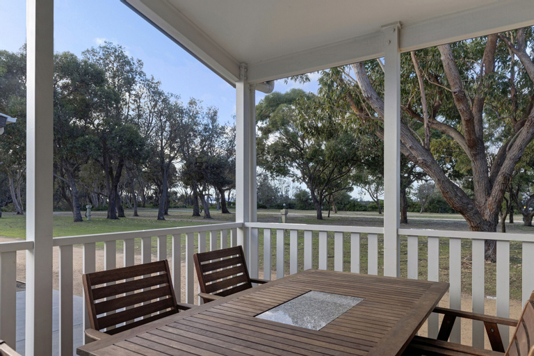 Exterior & Views 21