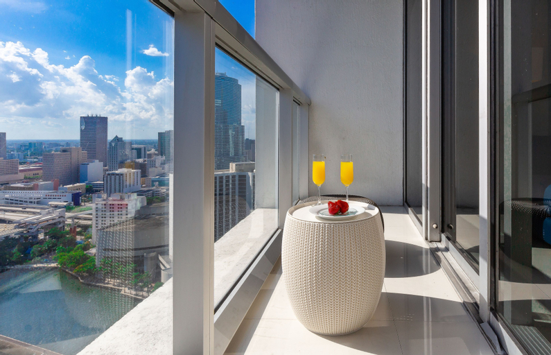 Exterior & Views 27
