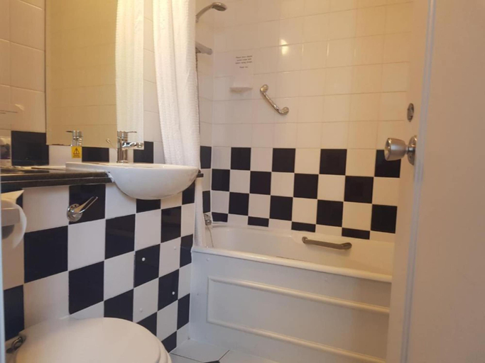 Bathroom 5, Mercure Aberdeen Caledonian Hotel, Aberdeen