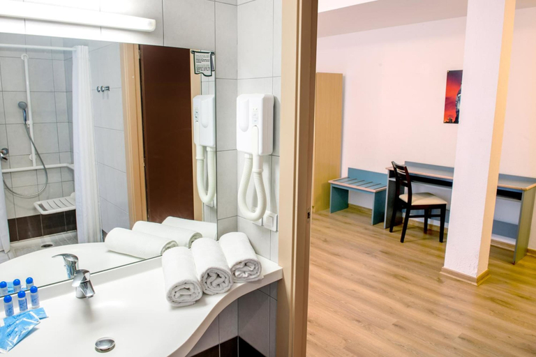 Bathroom 4, Hôtel La Source, Hautes-Pyrénées