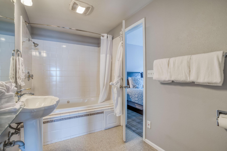 Bathroom 5, Nantucket Inn #1, Lincoln