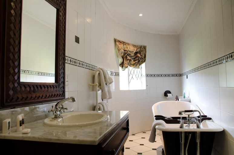 Bathroom 4, Rawdons, Umgungundlovu