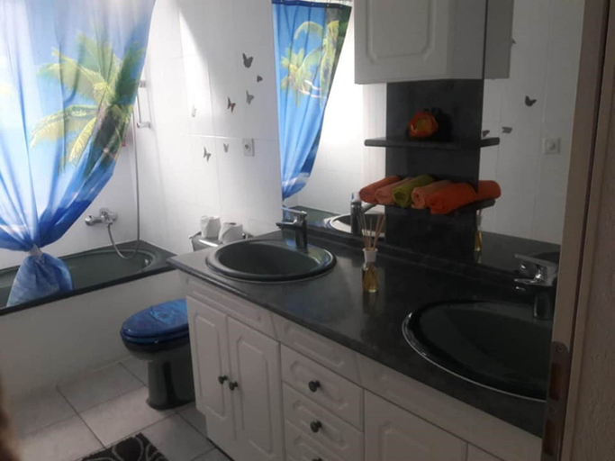 Bathroom sink, Chez Minnie, Boudry