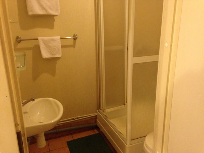 Bathroom 3, Rinaldi na Grecheskom, Sankt-Peterburg gorsovet