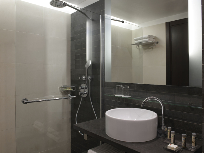 Bathroom 5, Renaissance Paris Arc de Triomphe Hotel, Paris