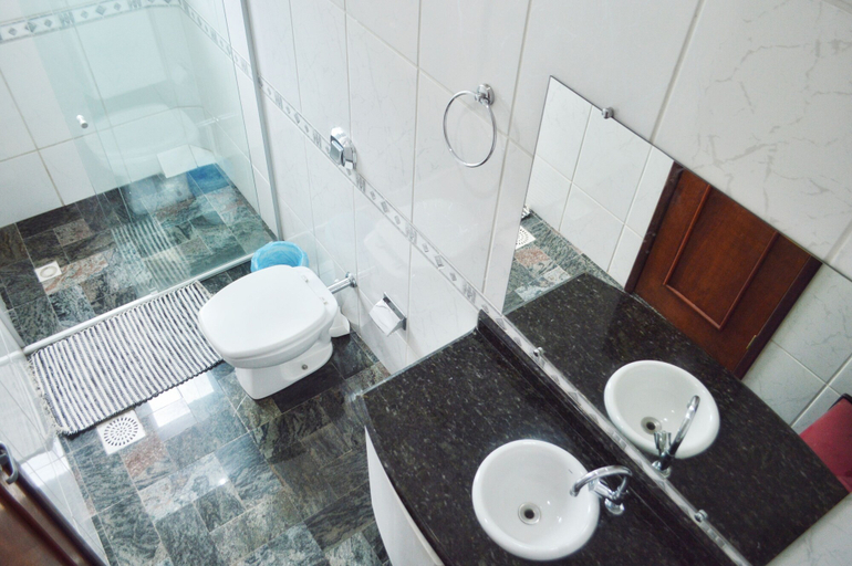 Bathroom, Residencial Rófamos, Conselheiro Lafaiete