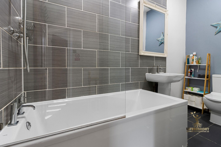 Bathroom 4, Central Exeter Apartment Kimberley Road, Devon