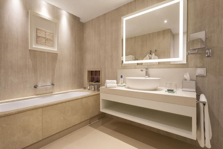 Bathroom 5, Pine Cliffs Ocean Suites, a Luxury Collection Resort & Spa, Albufeira