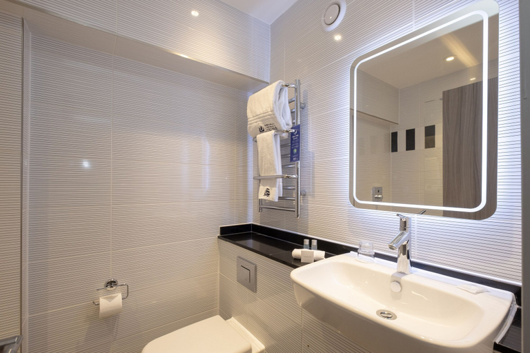 Bathroom 5, City Sleeper at Royal National Hotel, London