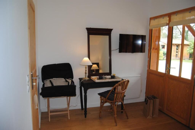 Bedroom 3, La Maison du Las, Gironde