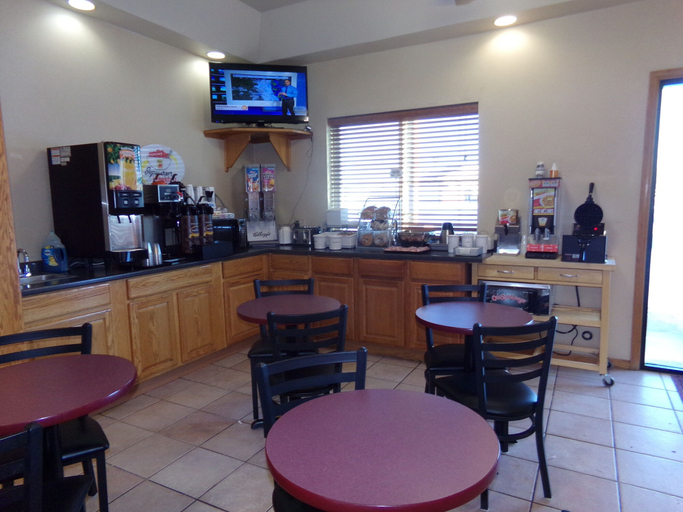 Food & Drinks 5, Super 8 by Wyndham Gillette, Campbell