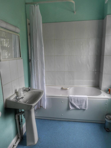 Bathroom 3, The Fountain Inn, Gloucestershire