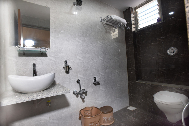 Bathroom, Hotel Luxura, Ahmadabad