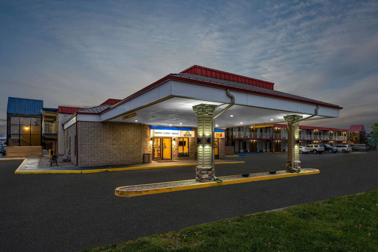 Exterior & Views 2, Super 8 by Wyndham Perrysburg/Toledo, Wood
