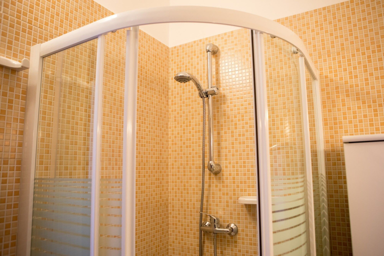 Bathroom shower, Casa Vacanze La Poesia, Lecce