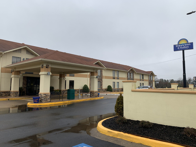 Exterior & Views 2, Days Inn & Suites by Wyndham Commerce, Banks