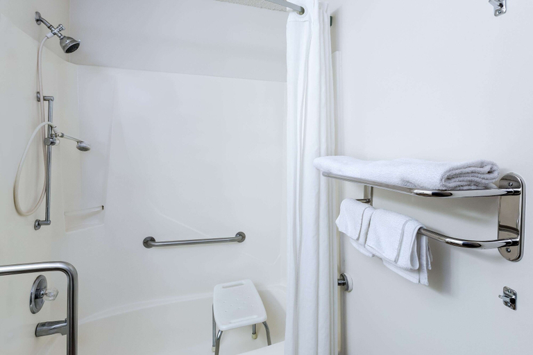 Bathroom 4, Super 8 by Wyndham Columbus, Platte