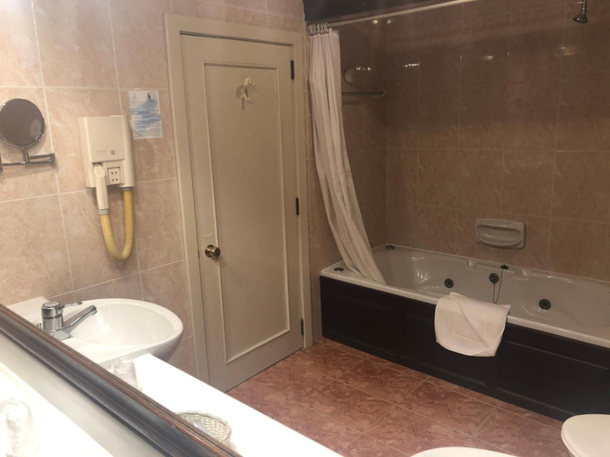 Bathroom 5, Saint Patrick's Hotel