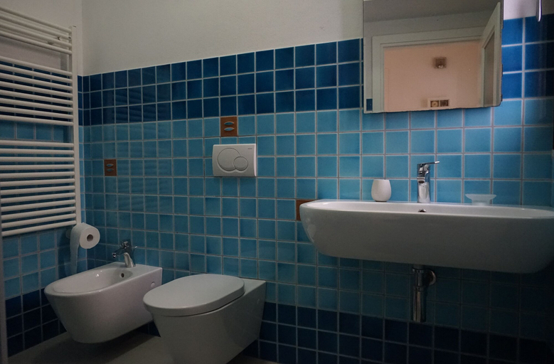 Bathroom 2, Casa Granchio, Sassari