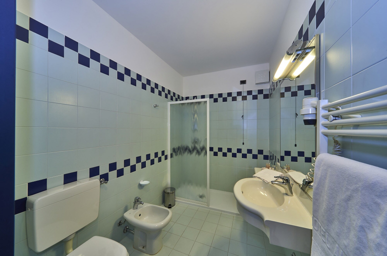 Bathroom 5, Hotel Alberi, Lecco