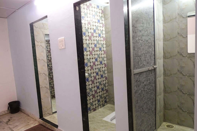 Bathroom 4, Sunshine Backpackers, Mumbai Suburban