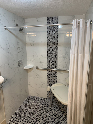 Bathroom 4, Days Inn & Suites by Wyndham Commerce, Banks