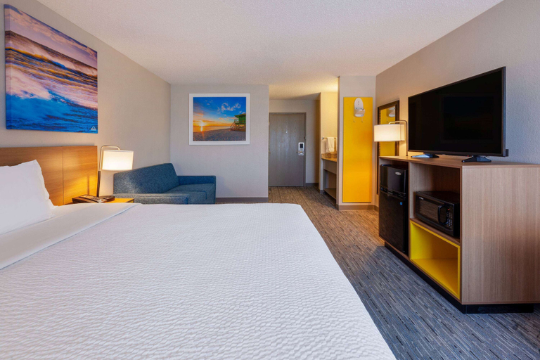 Bedroom 3, Days Inn by Wyndham Sturtevant / Racine / Mount Pleasant, Racine