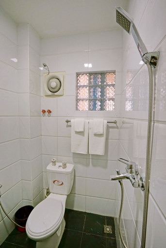 Bathroom 3, Moon Light Hotel, Mandalay