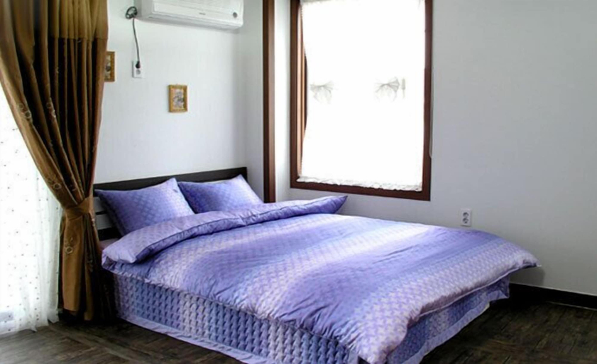 Bedroom 2, White House on the Hill HayanZip, Jinju