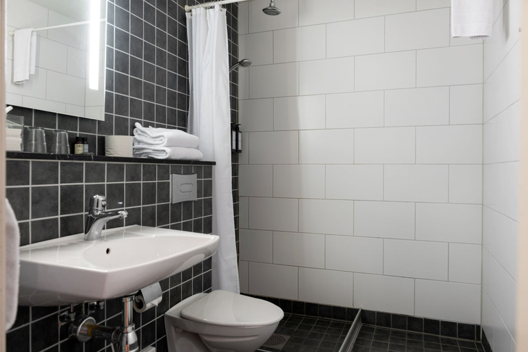 Bathroom 4, Hotel Bishops Arms, Köping, Köping