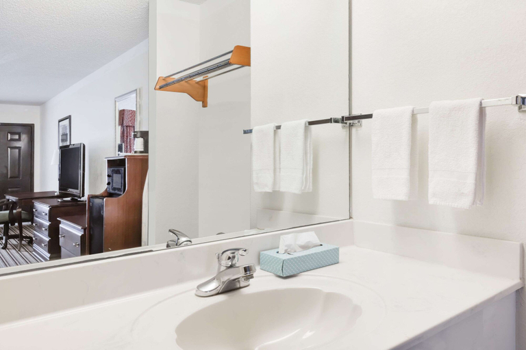 Bathroom 4, Days Inn by Wyndham Oneonta AL, Blount