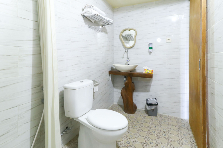 Bathroom 3, Sri Gunadi Bungalow, Klungkung