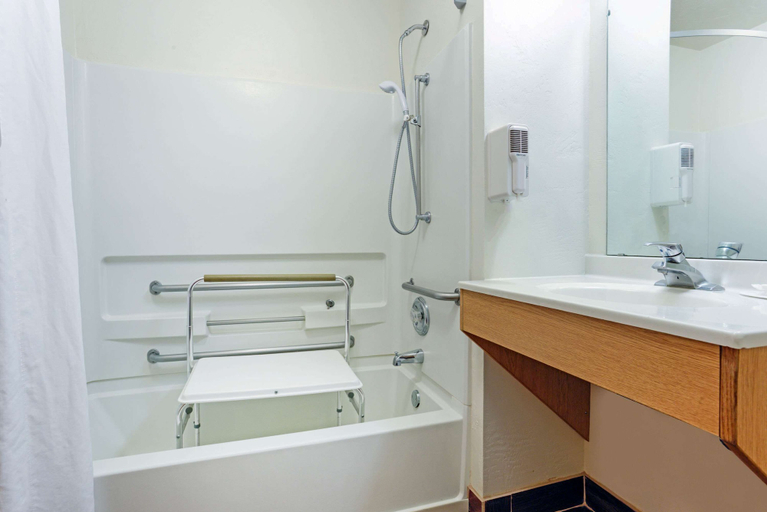 Bathroom 4, Super 8 by Wyndham Klamath Falls, Klamath