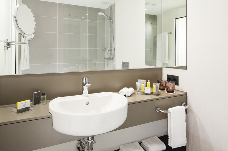 Bathroom 5, Stuttgart Marriott Hotel Sindelfingen, Böblingen