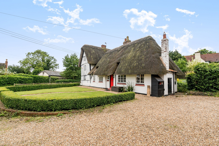 Exterior & Views 2, Yew Tree Cottage- Sleeps 12, Garden & Pet-friendly, Milton Keynes