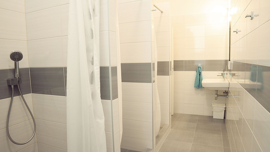 Bathroom 5, Hostel Folks, Bratislava I