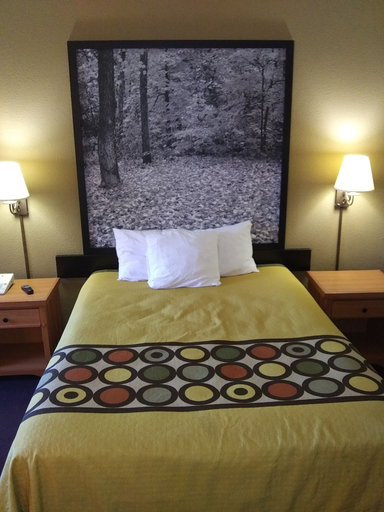 Bedroom 3, Super 8 by Wyndham Columbia East, Boone