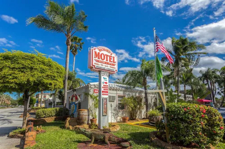 Exterior & Views 2, Richards Motel Courtyard, Broward