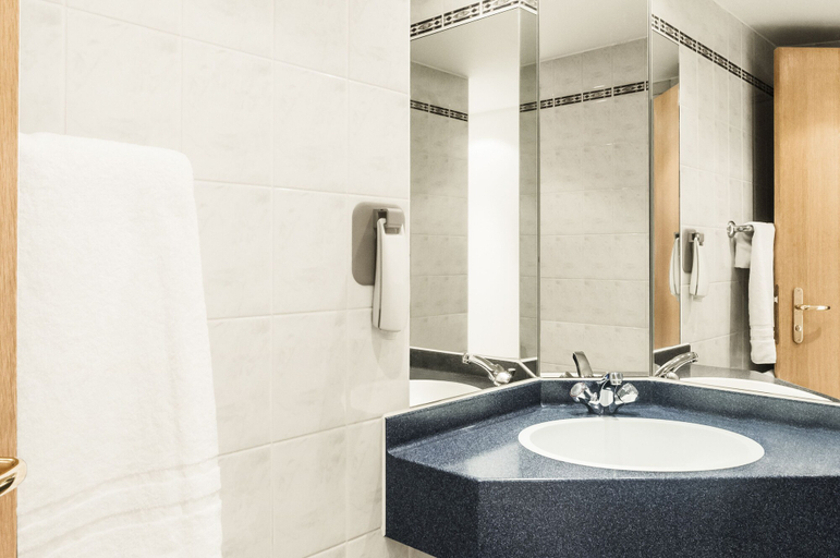 Bathroom, Ibis Gloucester Hotel, Gloucestershire