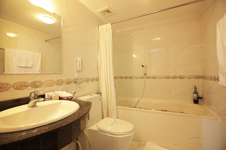 Bathroom 4, Moon View Hotel, Ba Đình