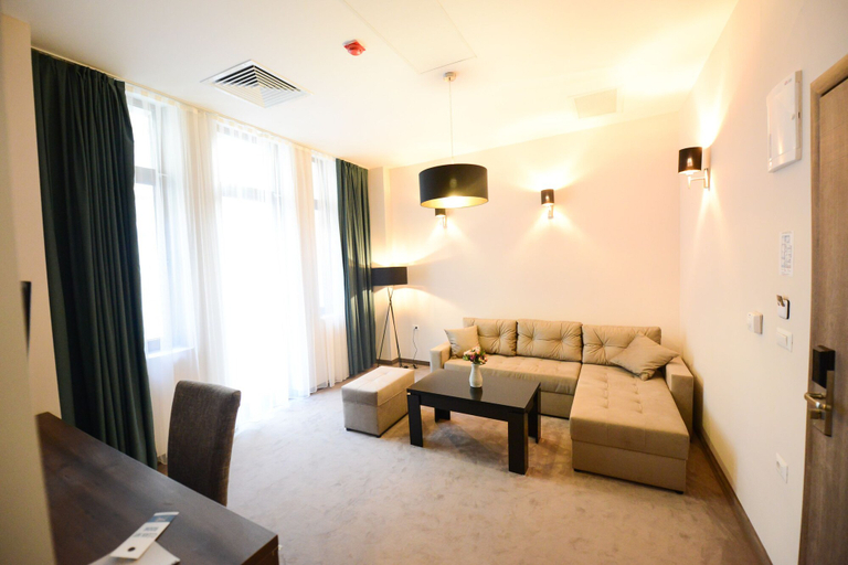 Others 3, Hotel Cara 28