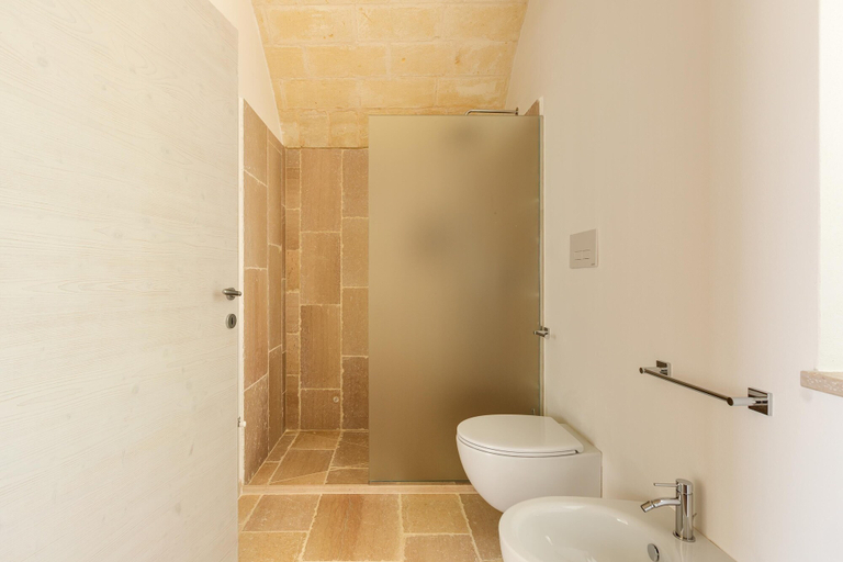 Bathroom 4, Villa Bijou, Brindisi