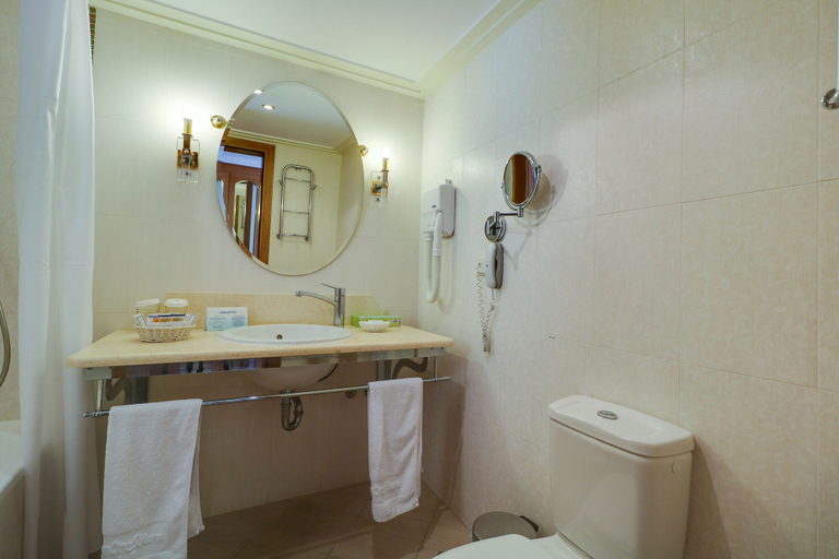 Bathroom 5, Aegean Melathron Thalasso Spa Hotel, Central Macedonia