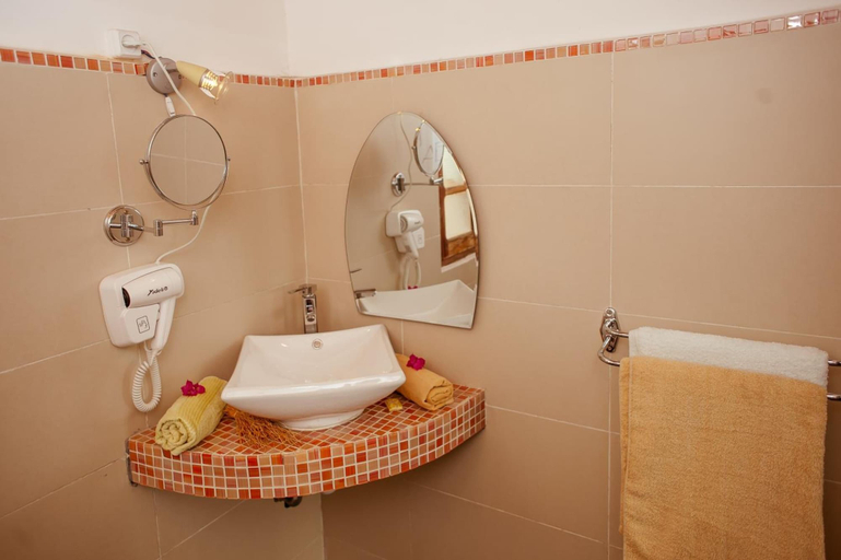 Bathroom 3, Maison Lovasoa, Analamanga