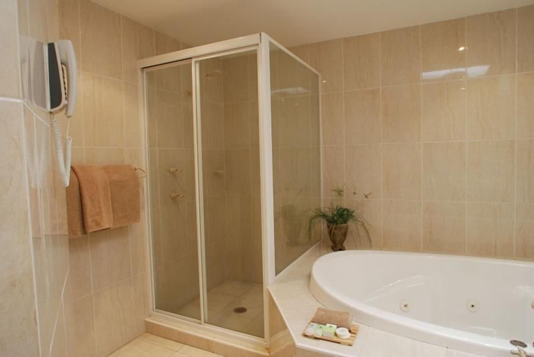 Bathroom 5, The Hermitage Motel, Campbelltown  - South