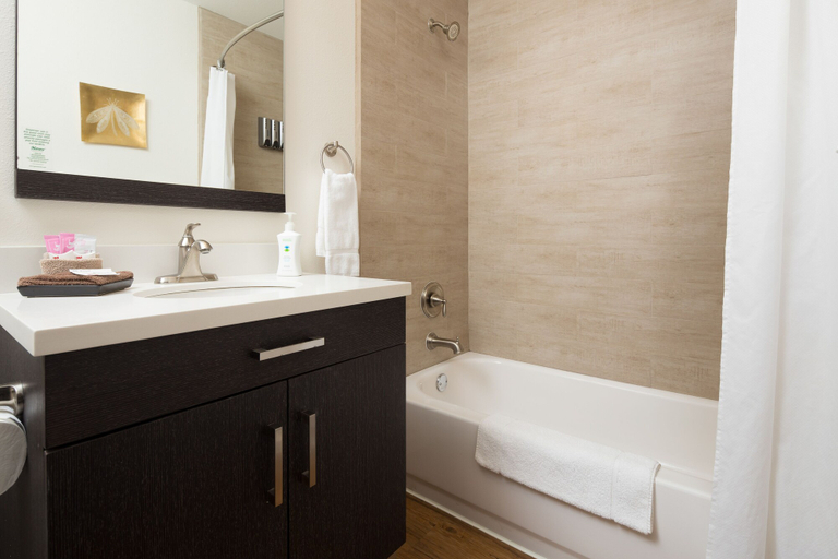 Bathroom 3, Hotel Flora & Fauna, Hays