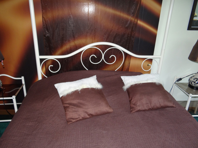 Bedroom 2, Ecuries de Kerbalan Gîtes à la ferme, Côtes-d'Armor
